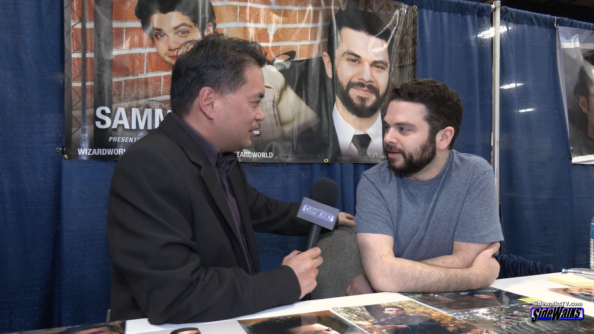 Samm Levine is interviewed at Wizard World by host Richard R. Lee