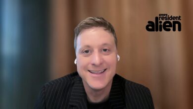 Alan Tudyk smiles