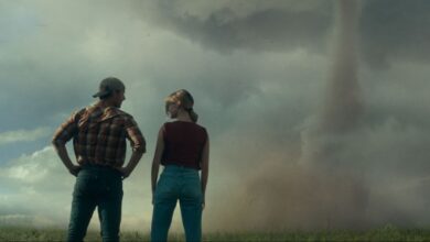 Tyler (Glen Powell) and Kate (Daisy Edgar-Jones)