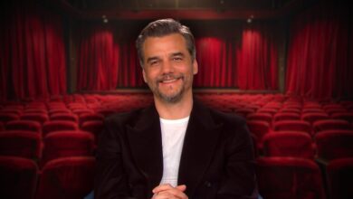 Wagner Moura with a background of a movie theatre.