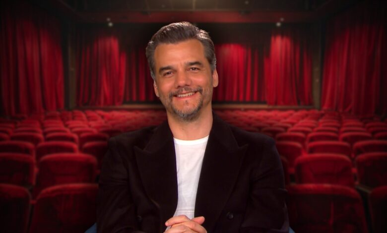 Wagner Moura with a background of a movie theatre.