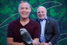Jeff Corwin with Dr. Lee King behind him.