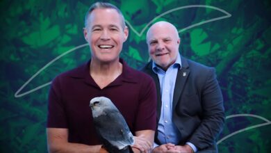 Jeff Corwin with Dr. Lee King behind him.